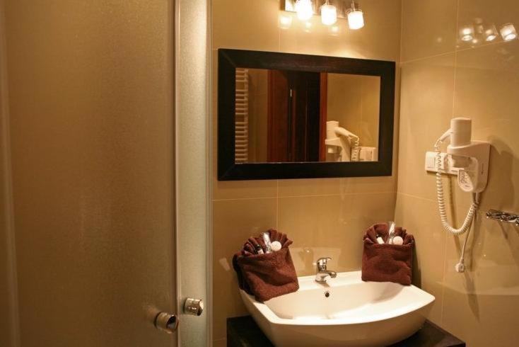 Hotel Altamira Piotrków Trybunalski Habitación foto